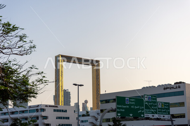 التصميم المميز لبرواز دبي, جذب واستقطاب السياح من أنحاء العالم, الأماكن والمعالم السياحية المشهورة في الإمارات العربية المتحدة, مبنى عارف وبن طوق في النهار, الفن الهندسي المعماري للمباني والمنشآت التجارية