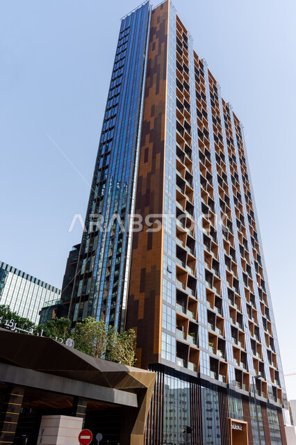 مبنى فندق دبل تري من هيلتون في مدينة دبي في النهار، الفن الهندسي المعماري لبناء الأبراج وناطحات السحاب, الفنادق والمنتجعات السياحية الفاخرة, الأماكن والمعالم المشهورة, السياحة في الإمارات العربية المتحدة