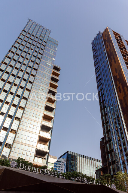 الفنادق والمنتجعات السياحية الفاخرة, مبنى فندق دبل تري من هيلتون في مدينة دبي في النهار، الفن الهندسي المعماري لبناء الأبراج وناطحات السحاب, الأماكن والمعالم المشهورة, السياحة في الإمارات العربية المتحدة