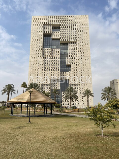 مدينة الملك عبد العزيز للعلوم والتقنية بالرياض، المركز الوطني العربي السعودي لإجراء البحوث العلمية التطبيقية، الفن الهندسي المعماري في بناء برج هيئة الابتكار "كاكست"، مباني الخدمات المتخصصة بالمجالات العلمية ونشر المعلومات، الاهتمام بالمساحات الخضراء والتشجير