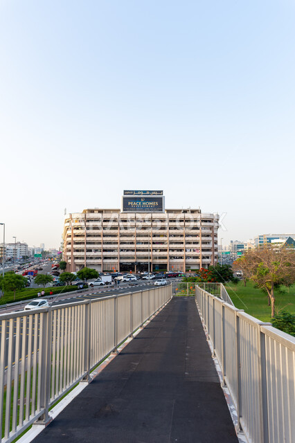 جسر للمشاة أمام مبنى بيس هومز للتطوير في منطقة الكرامة، بيع وايجار العقارات في إمارة دبي، الاهتمام بزراعة المساحات الخضراء, الفن الهندسي المعماري للمباني والمنشآت التجارية, الأماكن والمعالم السياحية المشهورة في الإمارات العربية المتحدة