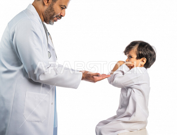 بورتريه لطبيب خليجي سعودي مع طفل صغير ، مفهوم الطب والرعاية الصحية ، الفحص الطبي للأطفال ، تقديم الرعاية والخدمات الصحية ، مهن ووظائف طبية ، يفحص الطبيب حالة المريض ، موعد مع الطبيب لتلقي العلاج ، تشخيص حالة المريض ، خلفية بيضاء