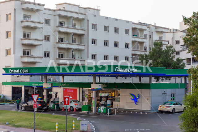 The most prominent petrol stations in Dubai, providing services for supplying and filling cars and vehicles with the necessary fuel, modern means of land transportation, petrol pumps in the United Arab Emirates, Emirates Fuel Station in Al Karama area