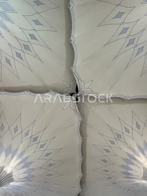 استخدام الشمسيات للتظلل والحماية من أشعة الشمس والأمطار، التطور والتقدم التقني السعودي، أماكن اسلامية في المملكة العربية السعودية، مناطق دينية مقدسة, صورة مقربة للمظلات الالكترونية في ساحة المسجد النبوي الشريف في المدينة المنورة, العبادة والتقرب الى الله