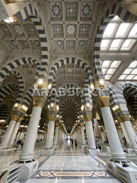 أماكن ومعالم دينية مقدسة في السعودية، الأعمدة والأقواس بديكور وتصميم داخلي مميز على الطراز الاسلامي، الاهتمام بترتيب ونظافة الروضه المشرفه داخل المسجد النبوي الشريف، المصابيح المضيئة في الحرم النبوي في المدينه المنوره، العبادة والتقرب الى الله