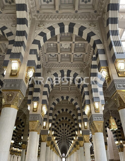الأعمدة والأقواس بديكور وتصميم داخلي مميز على الطراز الاسلامي، الاهتمام بترتيب ونظافة الروضه المشرفه داخل المسجد النبوي الشريف، المصابيح المضيئة في الحرم النبوي في المدينه المنوره، العبادة والتقرب الى الله، أماكن ومعالم دينية مقدسة في السعودية