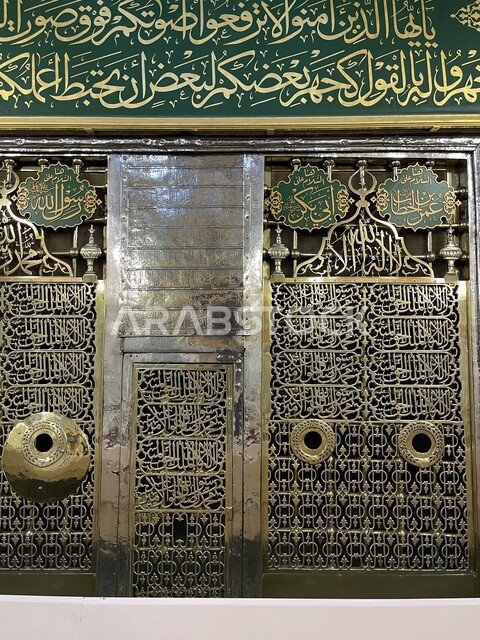  الواجهة النبوية الشريفة لقبر رسول الله صلى الله عليه وسلم والصحابة الكرام, زيارة الروضة المشرفة, أماكن ومعالم دينية إسلامية مقدسة في المملكة العربية السعودية, المسجد النبوي الشريف في المدينة المنورة، العبادة والتقرب إلى الله