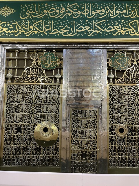 زيارة الروضة المشرفة, أماكن ومعالم دينية إسلامية مقدسة في المملكة العربية السعودية, المسجد النبوي الشريف في المدينة المنورة، الواجهة النبوية الشريفة لقبر رسول الله صلى الله عليه وسلم والصحابة الكرام, العبادة والتقرب إلى الله