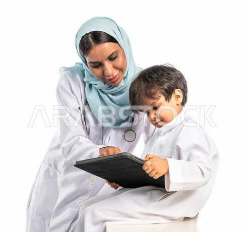 بورتريه لطبيبة خليجية سعودية مع طفل صغير ، إستخدام جهاز التابلت ، مفهوم الطب والرعاية الصحية ، الفحص الطبي للأطفال ، تقديم الرعاية والخدمات الصحية ، مهن ووظائف طبية  ، موعد مع الطبيب لتلقي العلاج ، مفهوم إستخدام التكنولوجيا وأجهزة تقنية حديثة