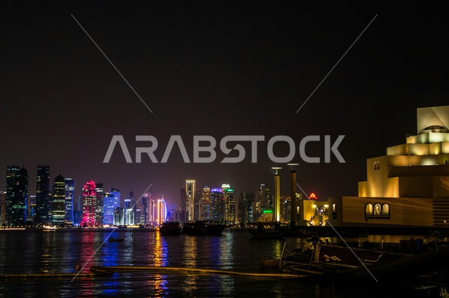 الفن الهندسي المعماري على الطراز الحديث، النمو والتقدم العمراني، انعكاس الاضواء على مياه البحر في وقت الليل، مبنى متحف الفن الاسلامي على كورنيش الدوحة، مقصد السائحين من مختلف البلدان للتعرف على التراث والحضارة الاسلامية في قطر، المعالم والمتاحف والقصور المشهورة