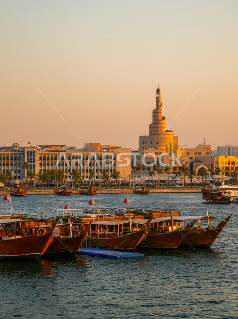 مسجد الفنار الحلزوني في مدينة الدوحه في قطر، معالم دينية إسلامية مشهوره، الفن الهندسي المعماري في بناء المراكز الثقافية، المسجد، مركز عبد الله بن زيد آل محمود الثقافي الإسلامي المطل على الكورنيش، القوارب الخشبية في مياه الخليج الهادئة عند الغروب