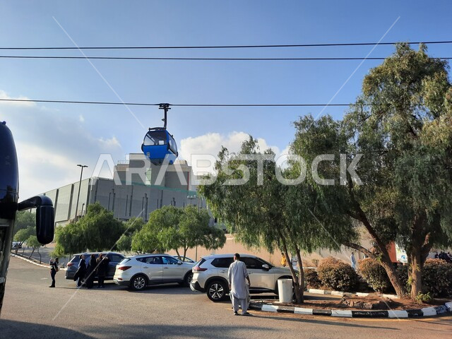 السياحة والترفيه وقضاء الوقت الممتع, محطة تلفريك الجديدة في أبها في منطقة عسير، العربة المتنقلة وسط الطبيعة في النهار, مكان ومنطقة سياحية طبيعية في المملكة العربية السعودية, نشاط ترفيهي في مناطق القمم والمرتفعات الجبلية, فعالية لجذب السياح من أنحاء العالم