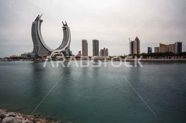 الفن الهندسي المعماري لمبنى برج كتارا في دولة قطر, معلم سياحي في مدينة لوسيل, مشروع الضيافة المشهور, التطور والتقدم العمراني للأبراج وناطحات السحاب المطلة على الكورنيش في النهار, الواجهه البحرية للخليج العربي