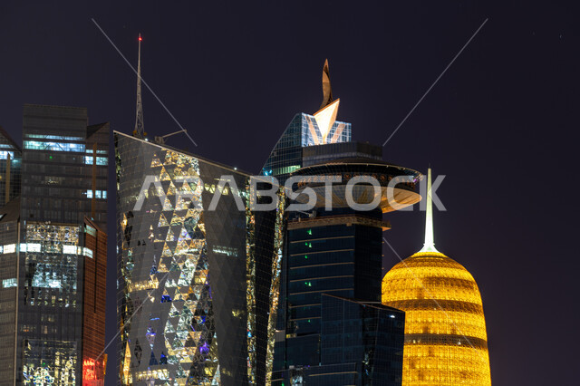  الفن الهندسي المعماري لبناء الأبراج الشاهقة في مدينة الدوحة، النمو والتطور العمراني والتقدم الحضاري في المباني والمنشآت التجارية والسكنية في دولة قطر، صورة مقربة لناطحات السحاب المضيئة في الليل