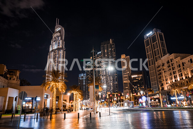 مفهوم التقدم والتطور العمراني, مكان سياحي مشهور في الإمارات العربية المتحدة, جذب واستقطاب السياح من أنحاء العالم, المباني والمنشآت المضيئة في الليل بمدينة دبي, الفن الهندسي المعماري لبناء الأبراج وناطحات السحاب على الطراز الحديث