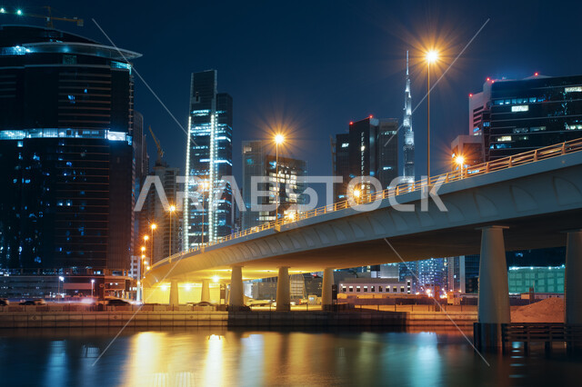 الفن الهندسي المعماري لبناء الأبراج وناطحات السحاب على الطراز الحديث, مفهوم التقدم والتطور العمراني, مكان سياحي مشهور في الإمارات العربية المتحدة, جذب واستقطاب السياح من أنحاء العالم, المباني والمنشآت المضيئة في الليل بمدينة دبي