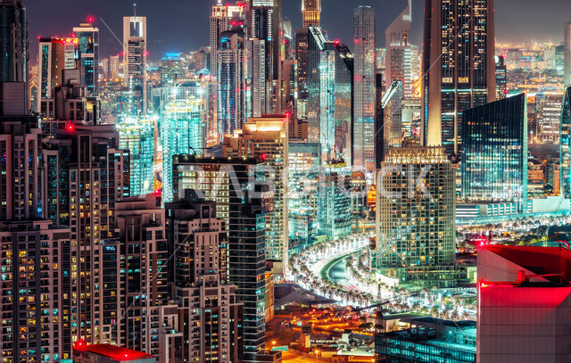 مفهوم التقدم والتطور العمراني, مكان سياحي مشهور في الإمارات العربية المتحدة, جذب واستقطاب السياح من أنحاء العالم, المباني والمنشآت المضيئة في الليل بمدينة دبي, الفن الهندسي المعماري لبناء الأبراج وناطحات السحاب على الطراز الحديث