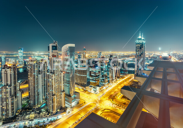 المباني والمنشآت المضيئة في الليل بمدينة دبي, الفن الهندسي المعماري لبناء الأبراج وناطحات السحاب على الطراز الحديث, مفهوم التقدم والتطور العمراني, مكان سياحي مشهور في الإمارات العربية المتحدة, جذب واستقطاب السياح من أنحاء العالم