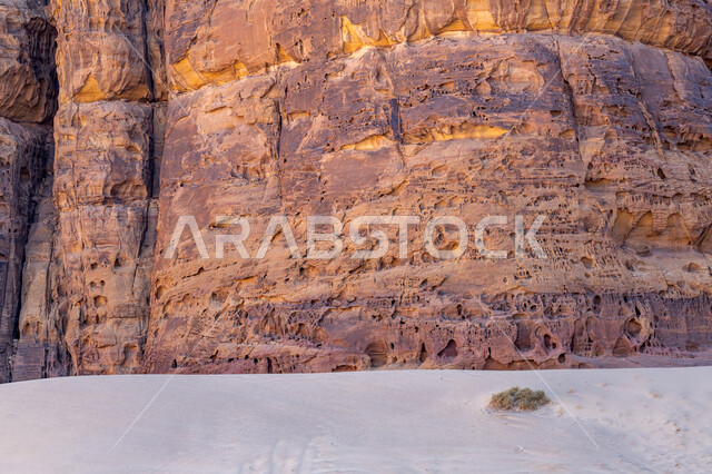 التكوينات والتشكيلات الصخرية، معالم أثرية تاريخية قديمة، القمم والمرتفعات الجبلية في المناطق الصحراوية، المعالم السياحية الطبيعية المشهورة في محافظة العلا بالمملكة العربية السعودية، أماكن جذب واستقطاب السياح والزوار من حول العالم