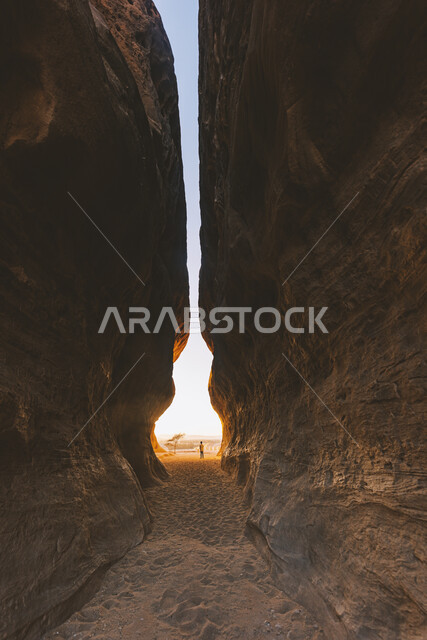 معالم أثرية تاريخية قديمة، شق التكوينات والتشكيلات الصخرية، المعالم السياحية الطبيعية المشهورة في محافظة العلا بالمملكة العربية السعودية، القمم والمرتفعات الجبلية في المناطق الصحراوية، أماكن جذب واستقطاب السياح والزوار من حول العالم