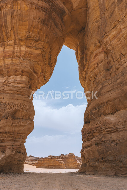 التكوينات والتشكيلات الصخرية، صورة مقربة لصخرة الفيل الشهيرة بمحافظة العلا، معالم أثرية تاريخية قديمة، القمم والمرتفعات الجبلية في المناطق الصحراوية، المعالم السياحية الطبيعية المشهورة بالمملكة العربية السعودية، أماكن جذب واستقطاب السياح والزوار من حول العالم