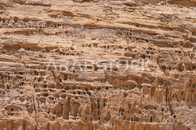 التكوينات والتشكيلات الصخرية، معالم أثرية تاريخية قديمة، القمم والمرتفعات الجبلية في المناطق الصحراوية، المعالم السياحية الطبيعية المشهورة في محافظة العلا بالمملكة العربية السعودية، أماكن جذب واستقطاب السياح والزوار من حول العالم