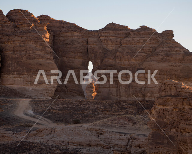 صخرة الفيل الشهيرة في محافظة العلا، التكوينات والتشكيلات الصخرية، معالم أثرية تاريخية قديمة، القمم والمرتفعات الجبلية في المناطق الصحراوية، المعالم السياحية الطبيعية المشهورة بالمملكة العربية السعودية، أماكن جذب واستقطاب السياح والزوار من حول العالم