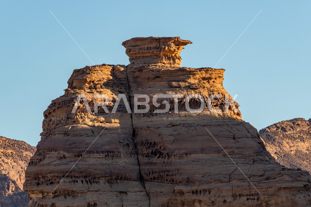 القمم والمرتفعات الجبلية في المناطق الصحراوية، التكوينات والتشكيلات الصخرية، صورة مقربة للصخور بمحافظة العلا، آثار تاريخية قديمة، المعالم السياحية الطبيعية المشهورة بالمملكة العربية السعودية، أماكن جذب واستقطاب السياح والزوار، خلفية السماء الزرقاء الصافية