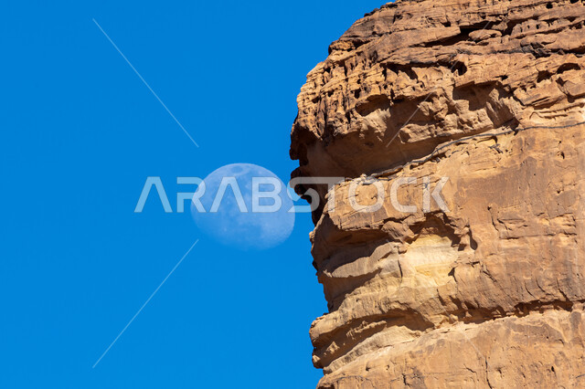 أماكن جذب واستقطاب السياح والزوار، المعالم السياحية الطبيعية المشهورة بالمملكة العربية السعودية، القمم والمرتفعات الجبلية في المناطق الصحراوية، التكوينات والتشكيلات الصخرية، صورة مقربة للصخور بمحافظة العلا، آثار تاريخية قديمة، خلفية السماء الزرقاء الصافية