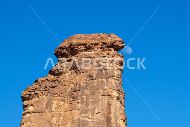 القمم والمرتفعات الجبلية في المناطق الصحراوية، التكوينات والتشكيلات الصخرية، صورة مقربة للصخور بمحافظة العلا، آثار تاريخية قديمة، المعالم السياحية الطبيعية المشهورة بالمملكة العربية السعودية، أماكن جذب واستقطاب السياح والزوار، خلفية السماء الزرقاء الصافية