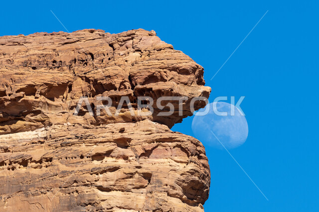 المعالم السياحية الطبيعية المشهورة بالمملكة العربية السعودية، القمم والمرتفعات الجبلية في المناطق الصحراوية، التكوينات والتشكيلات الصخرية، صورة مقربة للصخور بمحافظة العلا، آثار تاريخية قديمة، أماكن جذب واستقطاب السياح والزوار، خلفية السماء الزرقاء الصافية