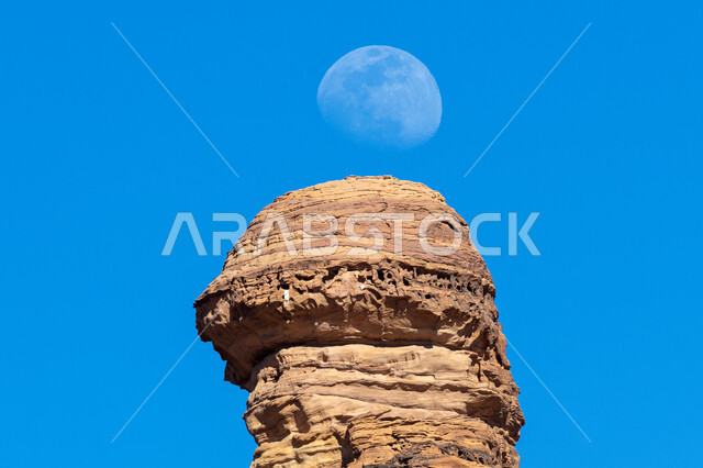 القمم والمرتفعات الجبلية في المناطق الصحراوية، التكوينات والتشكيلات الصخرية، صورة مقربة للصخور بمحافظة العلا، آثار تاريخية قديمة، المعالم السياحية الطبيعية المشهورة بالمملكة العربية السعودية، أماكن جذب واستقطاب السياح والزوار، خلفية السماء الزرقاء الصافية