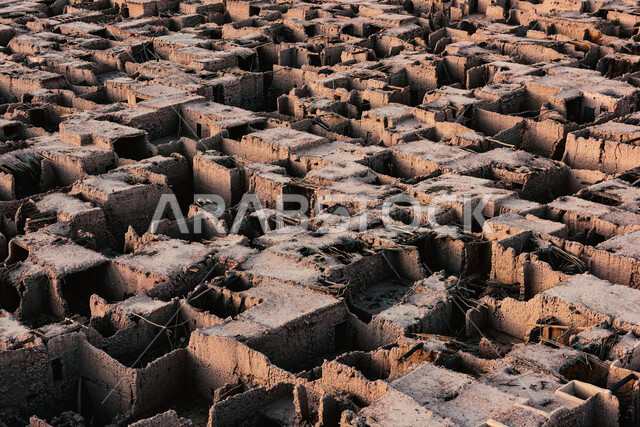 آثار تاريخية قديمة بمحافظة العلا، مباني طينية على الطراز التقليدي القديم، قرية العلا التراثية، أماكن جذب واستقطاب السياح والزوار من حول العالم، المعالم السياحية الطبيعية المشهورة بالمملكة العربية السعودية