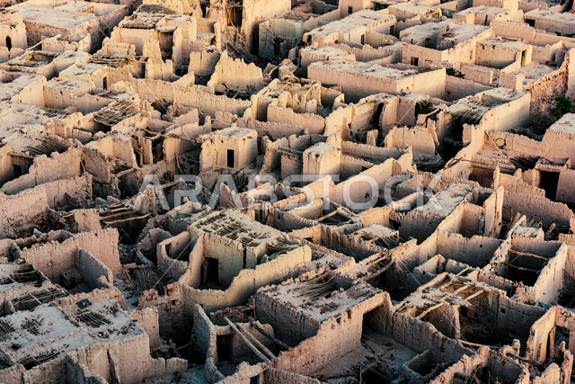 مباني طينية على الطراز التقليدي القديم، قرية العلا التراثية، أماكن جذب واستقطاب السياح والزوار من حول العالم، المعالم السياحية الطبيعية المشهورة بالمملكة العربية السعودية، آثار تاريخية قديمة بمحافظة العلا