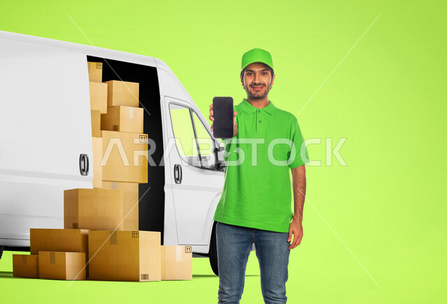 كروما لرجل عربي سعودي خليجي يعمل في توصيل الطلبات والبضائع للزبائن, التسوق الالكتروني, طلبات اونلاين, امين مخازن, توثيق الطلبات,  الشراء والتوصيل عبر تطبيقات الهاتف المحمول, خلفيه خضراء