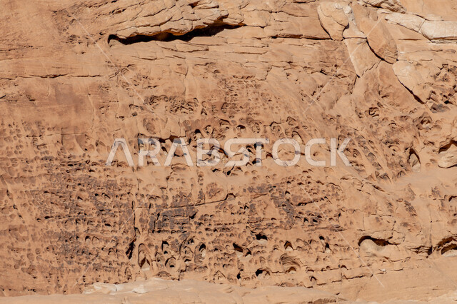  أماكن جذب واستقطاب السياح للتعرف على التاريخ السعودي، النحت الصخري الطبيعي في الجبال، المعالم التاريخية الأثرية السياحية، التكوينات والتشكيلات الصخرية الطبيعية في مدينة العلا بالمملكة العربية السعودية، جمال الطبيعة الصحراوية، القمم والمرتفعات الجبلية
