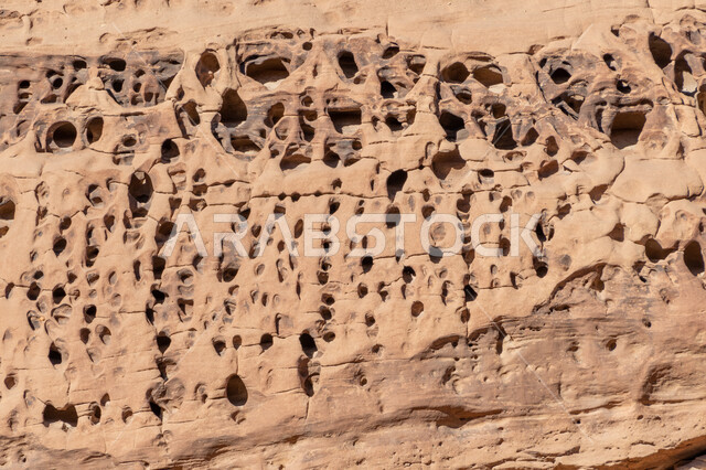 النحت الصخري الطبيعي في الجبال، المعالم التاريخية الأثرية السياحية، التكوينات والتشكيلات الصخرية الطبيعية في مدينة العلا بالمملكة العربية السعودية، جمال الطبيعة الصحراوية، القمم والمرتفعات الجبلية، أماكن جذب واستقطاب السياح للتعرف على التاريخ السعودي