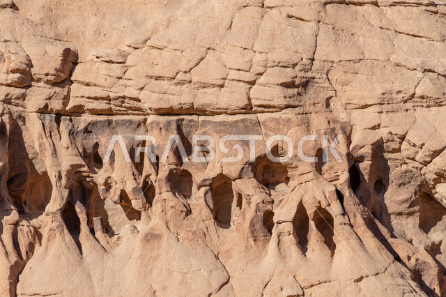 التكوينات والتشكيلات الصخرية الطبيعية في مدينة العلا بالمملكة العربية السعودية، المعالم التاريخية الأثرية السياحية، جمال الطبيعة الصحراوية، القمم والمرتفعات الجبلية، أماكن جذب واستقطاب السياح للتعرف على التاريخ السعودي، النحت الصخري الطبيعي في الجبال