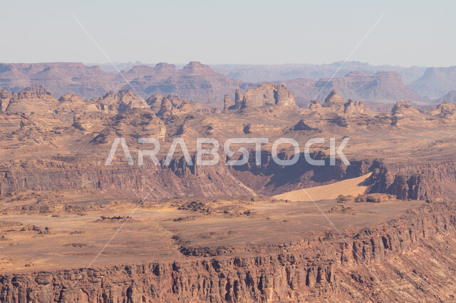  أماكن جذب واستقطاب السياح للتعرف على التاريخ السعودي، النحت الصخري الطبيعي في الجبال، المعالم التاريخية الأثرية السياحية، التكوينات والتشكيلات الصخرية الطبيعية في مدينة العلا بالمملكة العربية السعودية، جمال الطبيعة الصحراوية، القمم والمرتفعات الجبلية