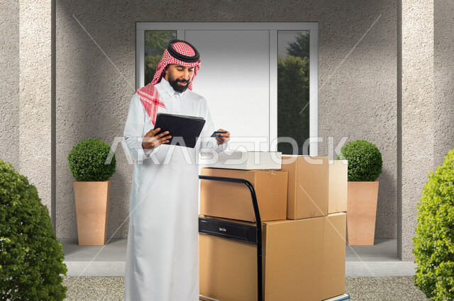 رجل عربي سعودي خليجي يعمل في توصيل الطلبات والبضائع للزبائن, التسوق الالكتروني, طلبات اونلاين, التسوق الذكي, عملية شحن وتوصيل موثوقه, مندوب توصيل, مندوب مبيعات, توثيق الطلبات, تاكيد الحجوزات عبر جهاز التابلت, امكانية الشراء بالبطاقه البنكيه