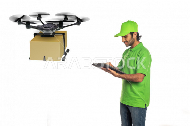 بورتريه لرجل عربي سعودي خليجي يعمل في توصيل الطلبات والبضائع للزبائن, التسوق الالكتروني, طلبات اونلاين, عملية شحن وتوصيل موثوقه, مندوب توصيل, امين مخازن, احدث تقنيات التوصيل السريع, توصيل البضائع بواسطة طائرة درون