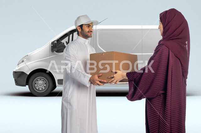 بورتريه لرجل عربي سعودي خليجي يعمل في توصيل الطلبات والبضائع  يقوم بتسليم البضائع للزبائن, امراه عربيه سعوديه خليجيه تستلم مشترياتها, التسوق الالكتروني, طلبات اونلاين, التسوق الذكي, عملية شحن وتوصيل موثوقه, مندوب توصيل, خدمة التوصيل السريع