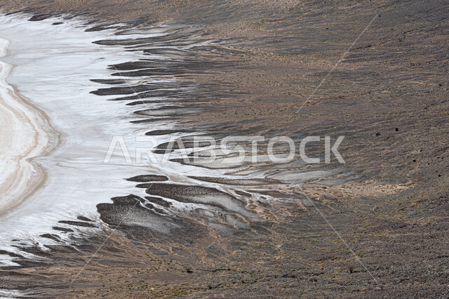  حفرة بركانية عميقة في الأرض، معالم تاريخية أثرية، فوهة الوعبة " مقلع طمية " في مدينة الطائف في المملكة العربية السعودية، الطبقة الملحية البيضاء المتجمعة في قاع الفوهة، الجبال والمرتفعات الصخرية، الظواهر الجيولوجية الطبيعية