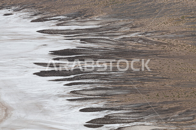  ظاهرة جيولوجية طبيعية، حفرة بركانية عميقة في الأرض، معالم تاريخية أثرية، فوهة الوعبة " مقلع طمية " في مدينة الطائف في المملكة العربية السعودية،الطبقة الملحية البيضاء المتجمعة في قاع الفوهة، الجبال والمرتفعات الصخرية