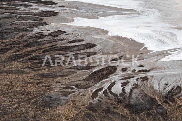  حفرة بركانية عميقة في الأرض، معالم تاريخية أثرية، فوهة الوعبة " مقلع طمية " في مدينة الطائف في المملكة العربية السعودية، الطبقة الملحية البيضاء المتجمعة في قاع الفوهة، الجبال والمرتفعات الصخرية، الظواهر الجيولوجية الطبيعية