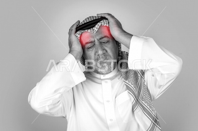 بورتريه لرجل سعودي مسن  يشكو من الصداع و آلام الراس ، معاناه كبار السن ، صحة وأطباء  ، ايمياءات وجه و يدين تدل على الارهاق و التعب الشديد ، خلفية بيضاء.
