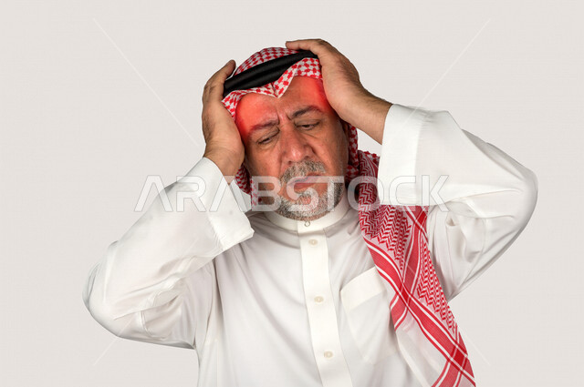 بورتريه لرجل سعودي مسن  يشكو من الصداع و آلام الراس ، معاناه كبار السن ، صحة وأطباء  ، ايمياءات وجه و يدين تدل على الارهاق و التعب الشديد ، خلفية بيضاء.