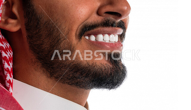 بورتريه لرجل عربي سعودي خليجي يبتسم ويظهر ثقة بالنفس , العناية بالأسنان وصحة اللثة , الإبتسامة المثالية , مفهوم صحة الأسنان , تبييض الأسنان , خلفية بيضاء .