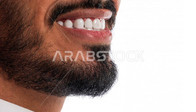 بورتريه لرجل عربي سعودي خليجي يبتسم ويظهر ثقة بالنفس , العناية بالأسنان وصحة اللثة , الإبتسامة المثالية , مفهوم صحة الأسنان , تبييض الأسنان , خلفية بيضاء .