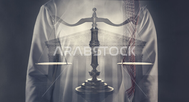 صورة مقربة لرجل محامي عربي سعودي خليجي يضع امامه ميزان العدل ، محامي ينجز المهام القانونية ، مفهوم العدالة والقانون .